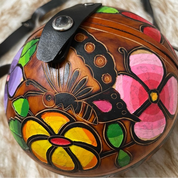 Carved coconut purse - Picture 2 of 6